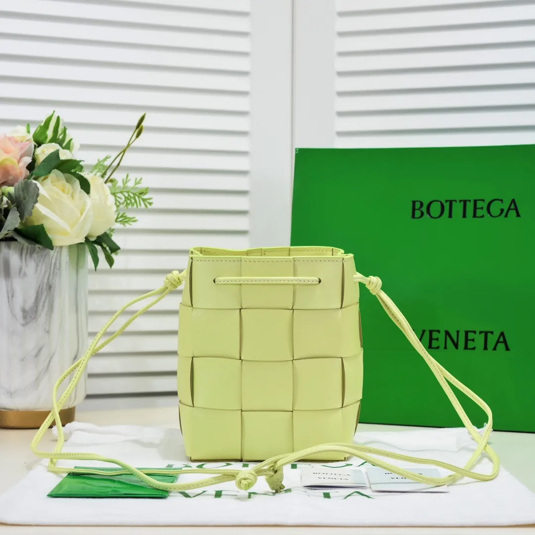 Large lemon yellow 🔻Bottega veneta* new woven small bucket bag latest series # The square bag shape is matched with classic woven elements, drawstring design, minimalism, and has a very large capacity. Every color is beautiful, it is simple and elegant but has a cool style. It can be used by both men and women, and the upper body is fashionable and classy! Style number: 6612# Large size; 19cm